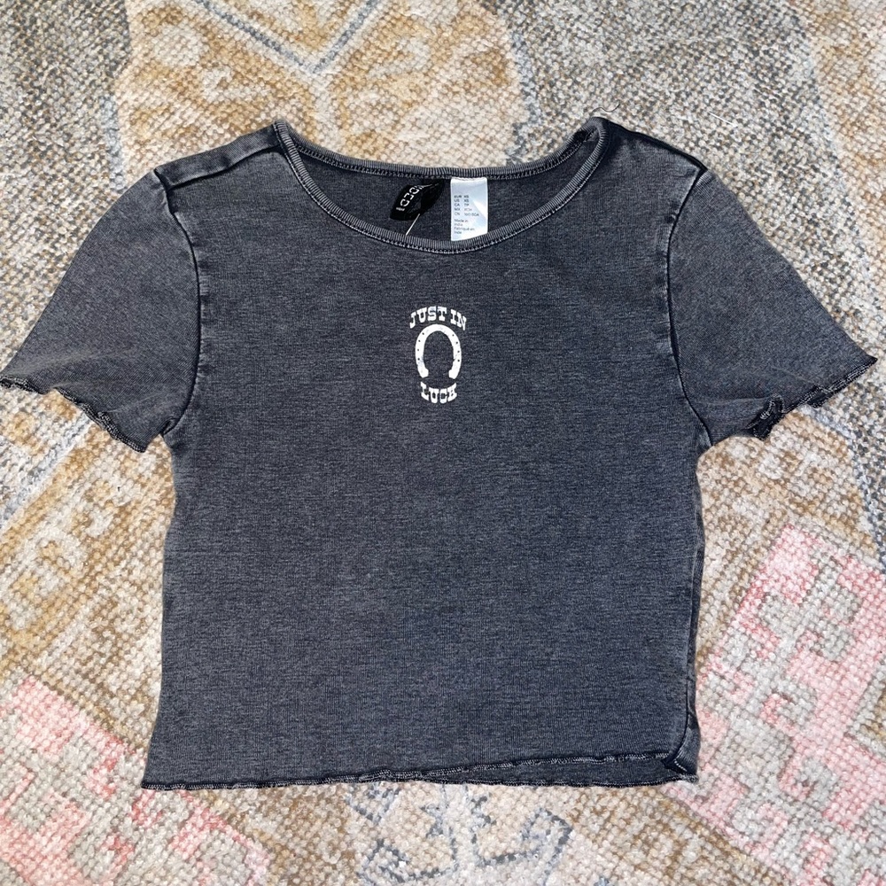 NWT gray baby tee size XS “Just in luck” 🍀🐴 H&M